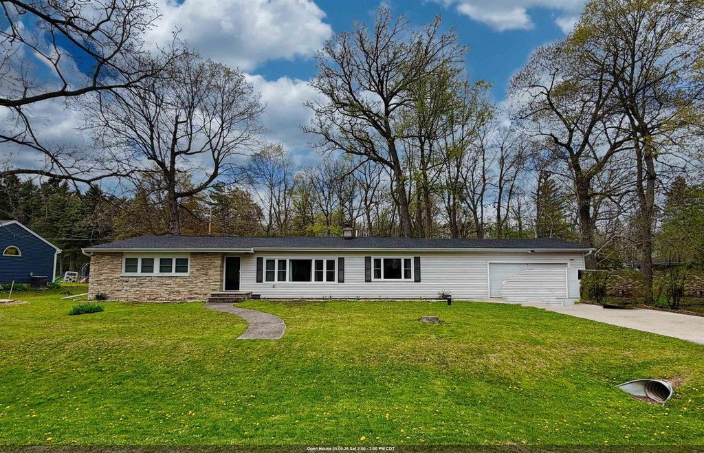 Photo of 2623 Oakcrest DRIVE, Neenah, WI 54956 (MLS # 50323868)