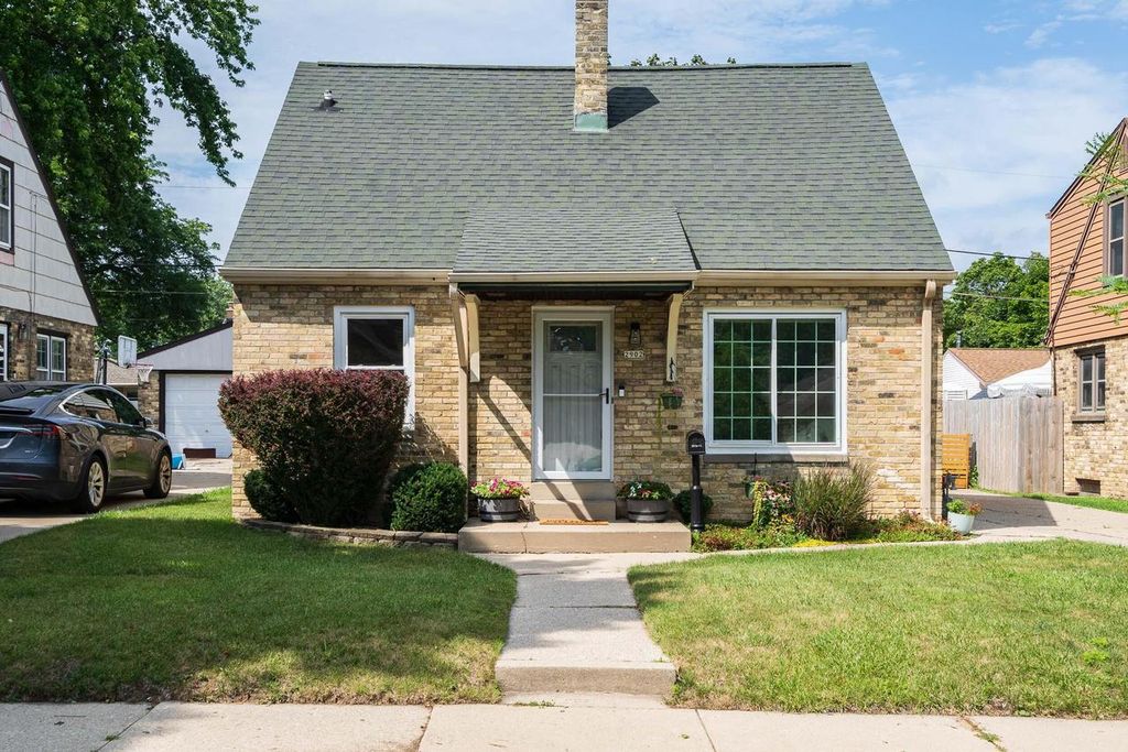 Photo of 2902 E Allerton AVENUE, Saint Francis, WI 53235 (MLS # 1942829)