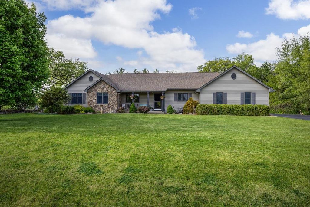 Photo of 4509 E Palakwia DRIVE, Janesville, WI 53546 (MLS # 2023813)