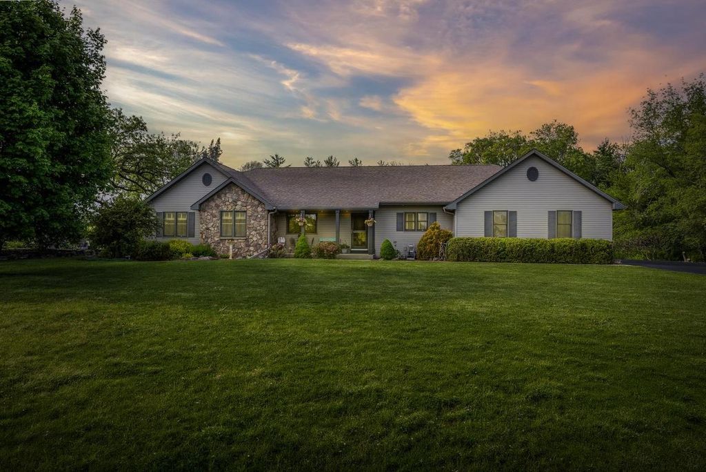 Photo of 4509 E Palakwia DRIVE, Janesville, WI 53546 (MLS # 2023813)