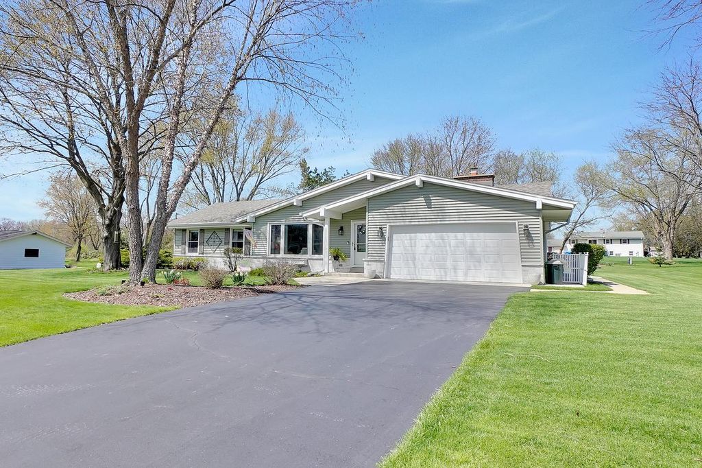 Photo of W332N5447 Solveson DRIVE, Nashotah, WI 53058 (MLS # 1959042)