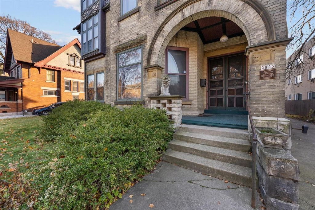 Photo of 2825 W Kilbourn AVENUE, Milwaukee, WI 53208 (MLS # 1942577)