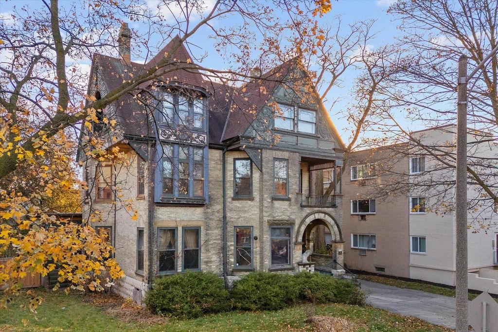 Photo of 2825 W Kilbourn AVENUE, Milwaukee, WI 53208 (MLS # 1942577)