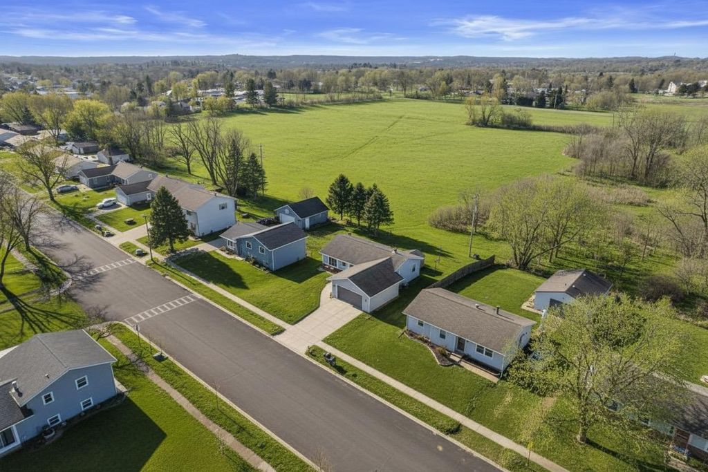 Photo of 1002 Cherrywood DRIVE, Waukesha, WI 53188 (MLS # 2015626)