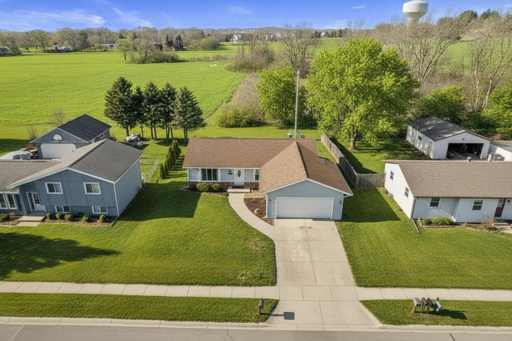 Photo of 1002 Cherrywood DRIVE, Waukesha, WI 53188 (MLS # 2015626)