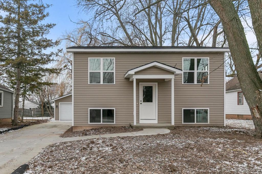 Photo of 305 W Smith AVENUE, Oshkosh, WI 54901 (MLS # 50321521)