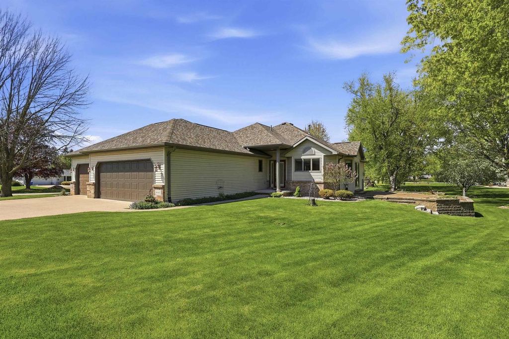 Photo of W5472 Edelweiss COURT, Appleton, WI 54913 (MLS # 50325354)