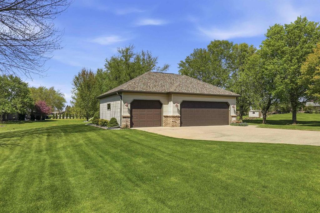 Photo of W5472 Edelweiss COURT, Appleton, WI 54913 (MLS # 50325354)