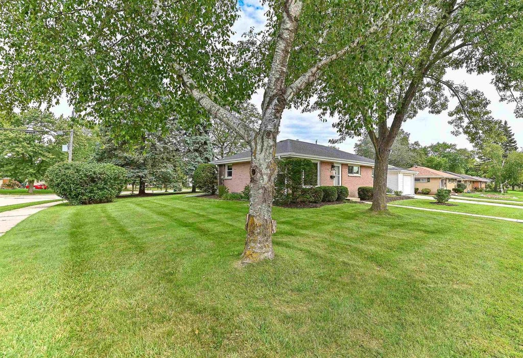 Photo of N89W15378 Cleveland AVENUE, Menomonee Falls, WI 53051 (MLS # 2033824)