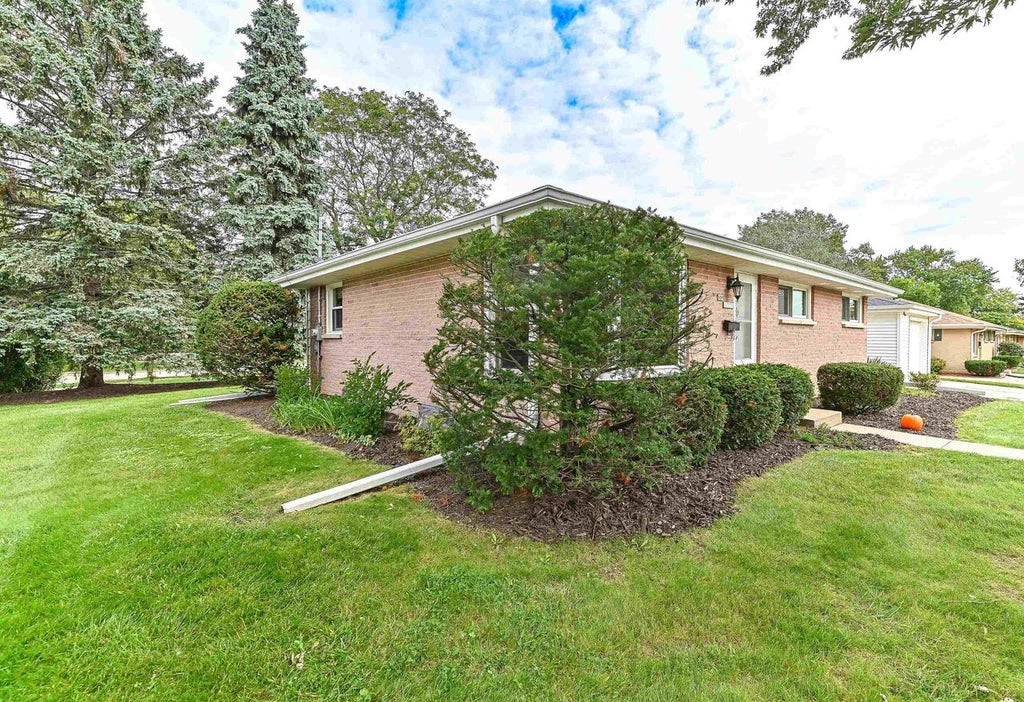 Photo of N89W15378 Cleveland AVENUE, Menomonee Falls, WI 53051 (MLS # 2033824)