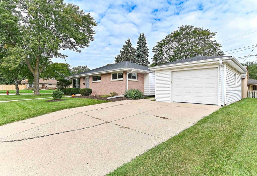 Photo of N89W15378 Cleveland AVENUE, Menomonee Falls, WI 53051 (MLS # 2033824)