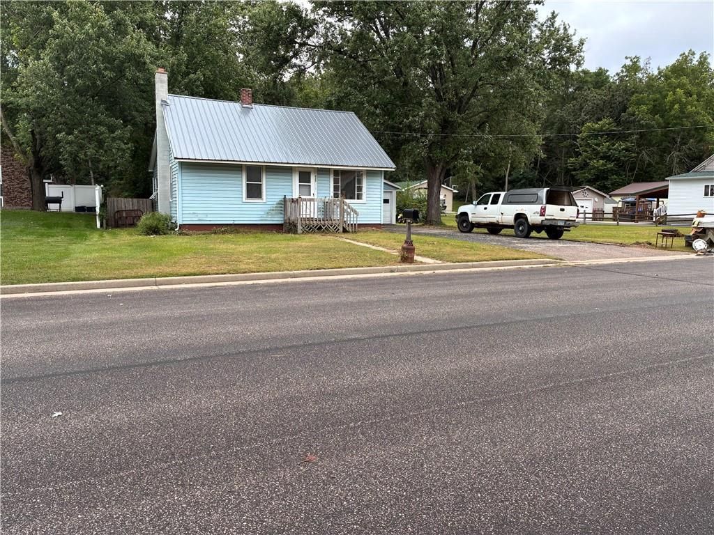 Photo of 825 E Washington STREET, Durand, WI 54736 (MLS # 1595127)