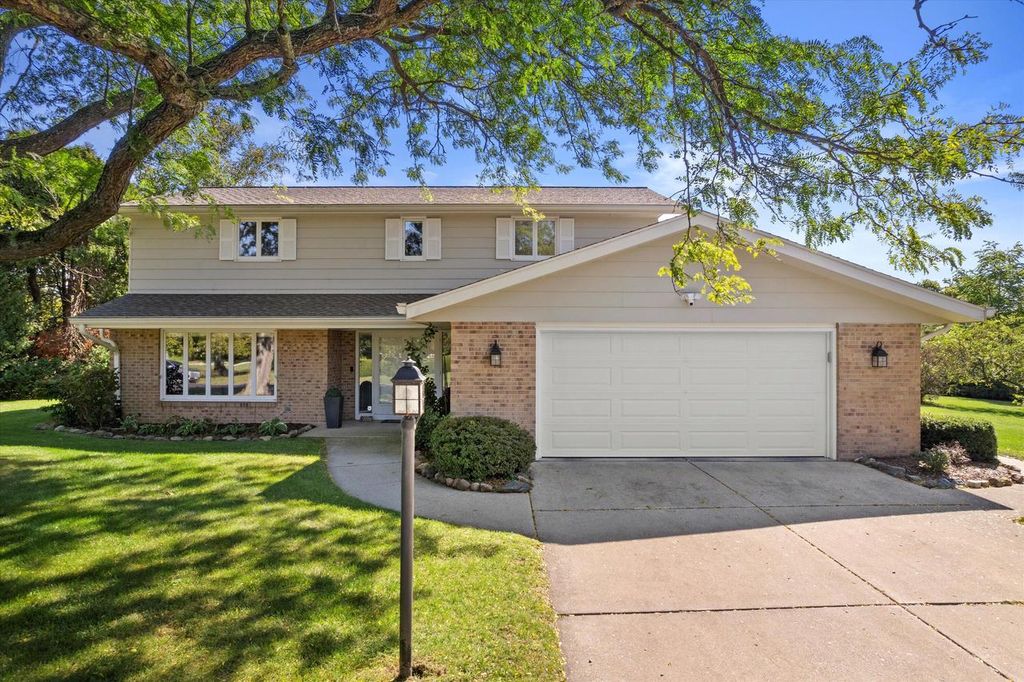 Photo of 5 Shorewood COURT, Wind Point, WI 53402 (MLS # 1936851)