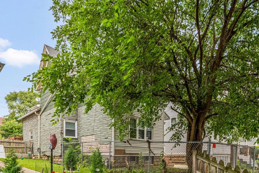 Photo of 1222 W Washington STREET #1222A, Milwaukee, WI 53204 (MLS # 1971498)