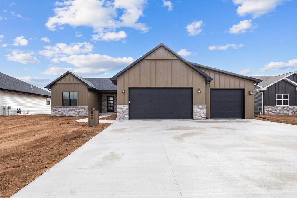 Photo of 2998 Creekwood DRIVE, Green Bay, WI 54311 (MLS # 50318466)