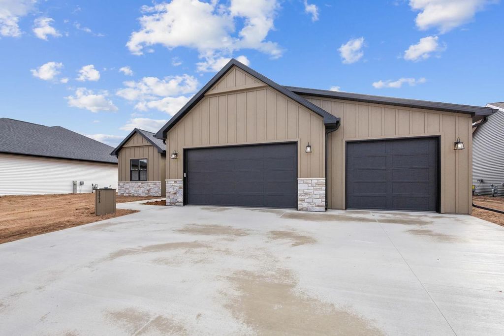 Photo of 2998 Creekwood DRIVE, Green Bay, WI 54311 (MLS # 50318466)