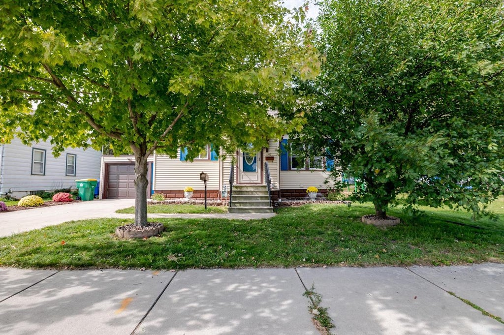 Photo of 1105 Lincoln STREET, Green Bay, WI 54303 (MLS # 50333595)