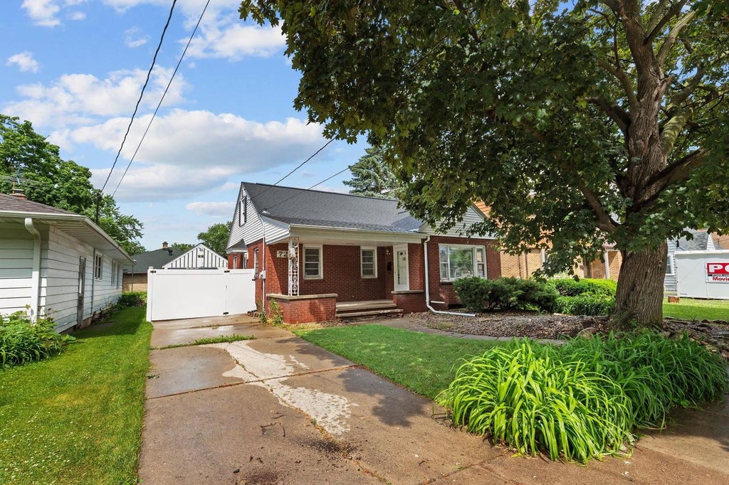 Photo of 728 Tayco STREET, Menasha, WI 54952 (MLS # 50327290)