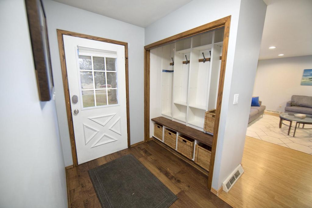 Photo of 6535 N Braeburn LANE, Glendale, WI 53209 (MLS # 1946127)