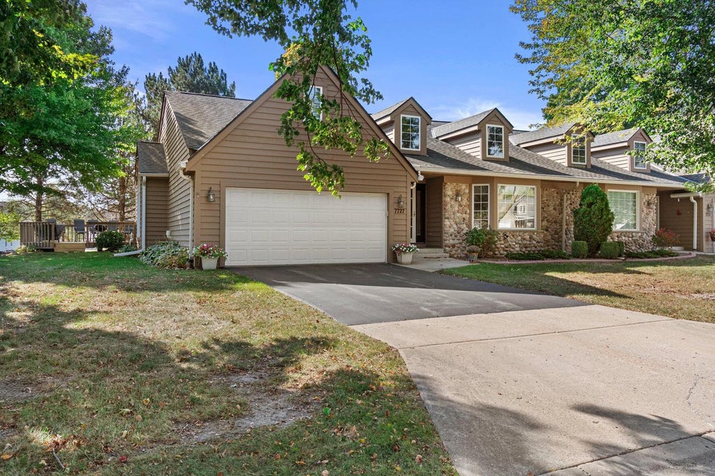 Photo of 7727 W Maple Ridge COURT, Franklin, WI 53132 (MLS # 1977827)