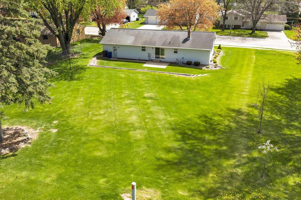 Photo of 1404 Cormier ROAD, Green Bay, WI 54311 (MLS # 50325343)