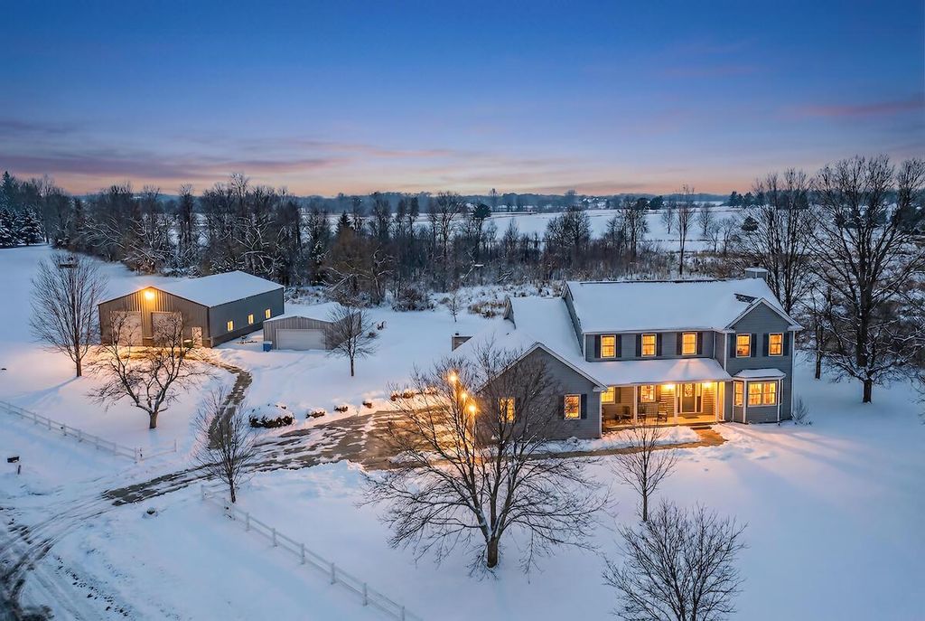 Photo of 1717 Ernst DRIVE, Hartford, WI 53027 (MLS # 1946904)