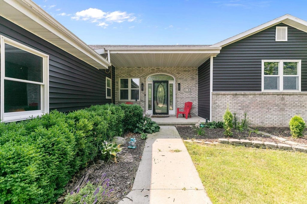 Photo of 110 Honeysuckle DRIVE, Hortonville, WI 54944 (MLS # 50329787)