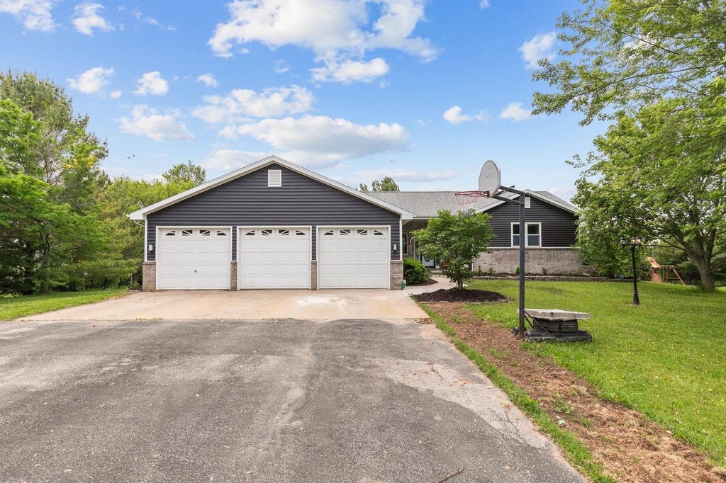 Photo of 110 Honeysuckle DRIVE, Hortonville, WI 54944 (MLS # 50329787)