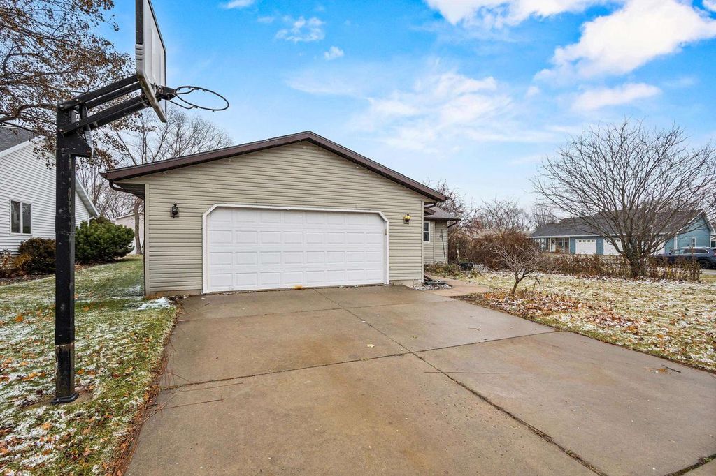 Photo of 1241 Briarwood DRIVE, Menasha, WI 54952 (MLS # 50318722)