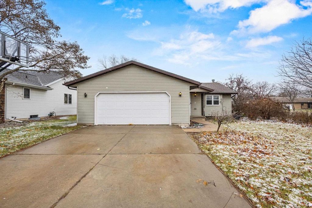 Photo of 1241 Briarwood DRIVE, Menasha, WI 54952 (MLS # 50318722)