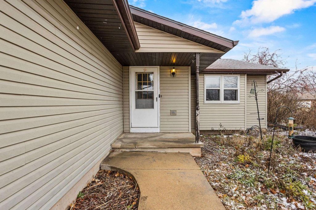 Photo of 1241 Briarwood DRIVE, Menasha, WI 54952 (MLS # 50318722)
