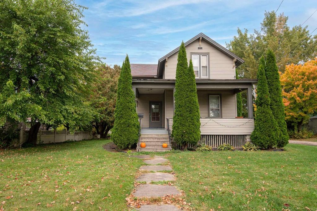 Photo of 506 W New York AVENUE, Oshkosh, WI 54901 (MLS # 50316884)