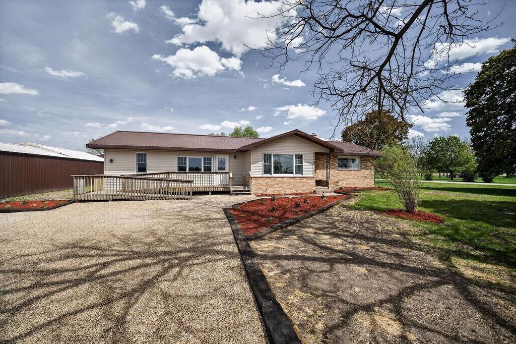 Photo of 5537 S County Road T Rd, Brodhead, WI 53520 (MLS # 2021928)