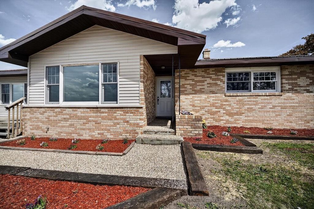Photo of 5537 S County Road T Rd, Brodhead, WI 53520 (MLS # 2021928)