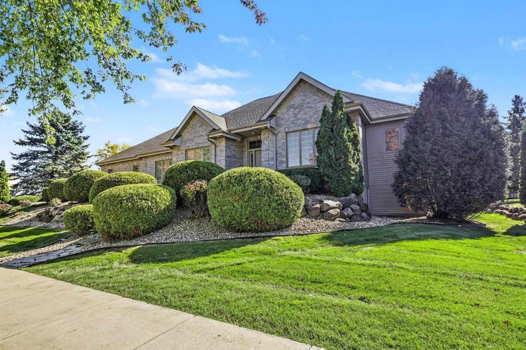 Photo of 902 Winding WAY, Middleton, WI 53562 (MLS # 2034425)