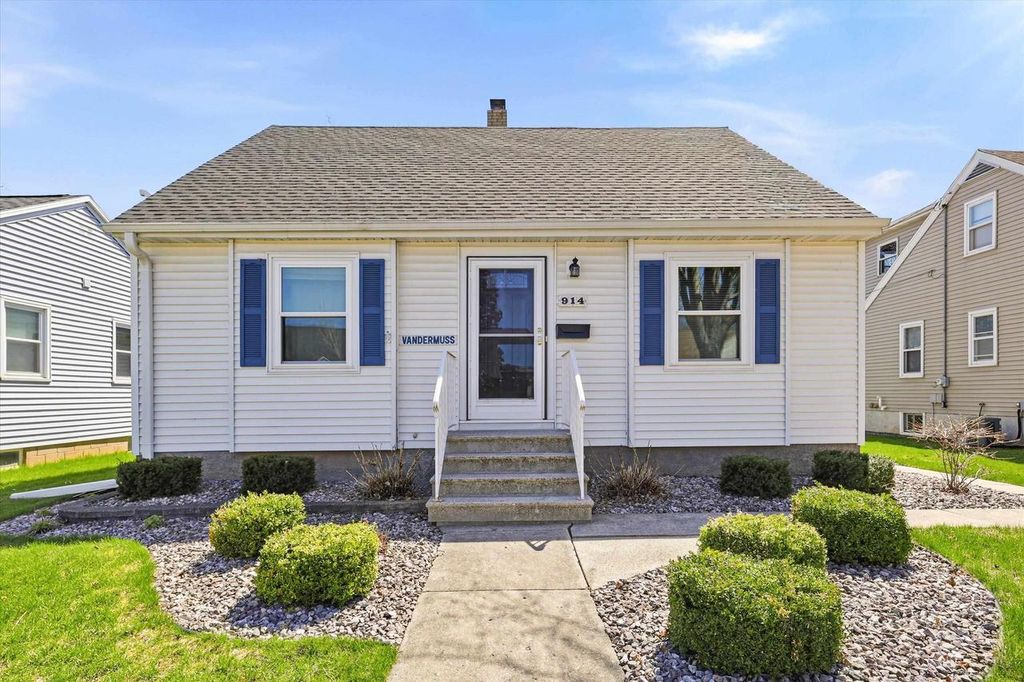 Photo of 914 Neville AVENUE, Green Bay, WI 54303 (MLS # 50324243)