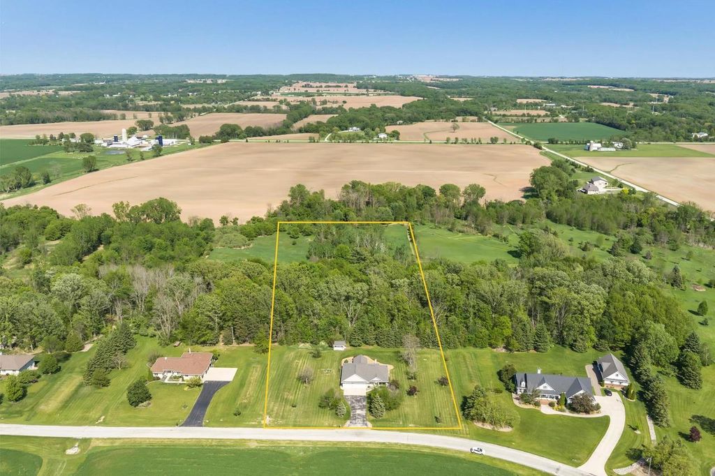 Photo of 5543 River Oaks DRIVE, De Pere, WI 54115 (MLS # 50326337)