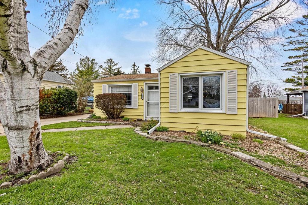 Photo of 427 N Lark STREET, Oshkosh, WI 54902 (MLS # 50324659)