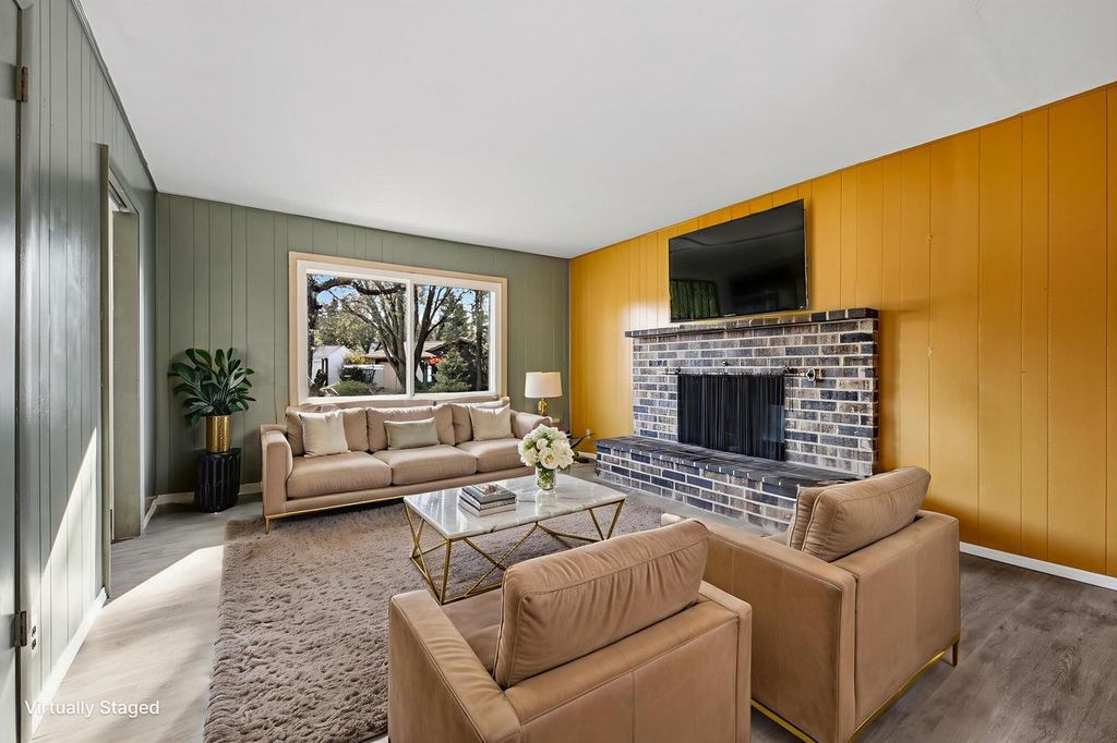 Photo of 1334 W Paradise COURT, Glendale, WI 53209 (MLS # 1942835)