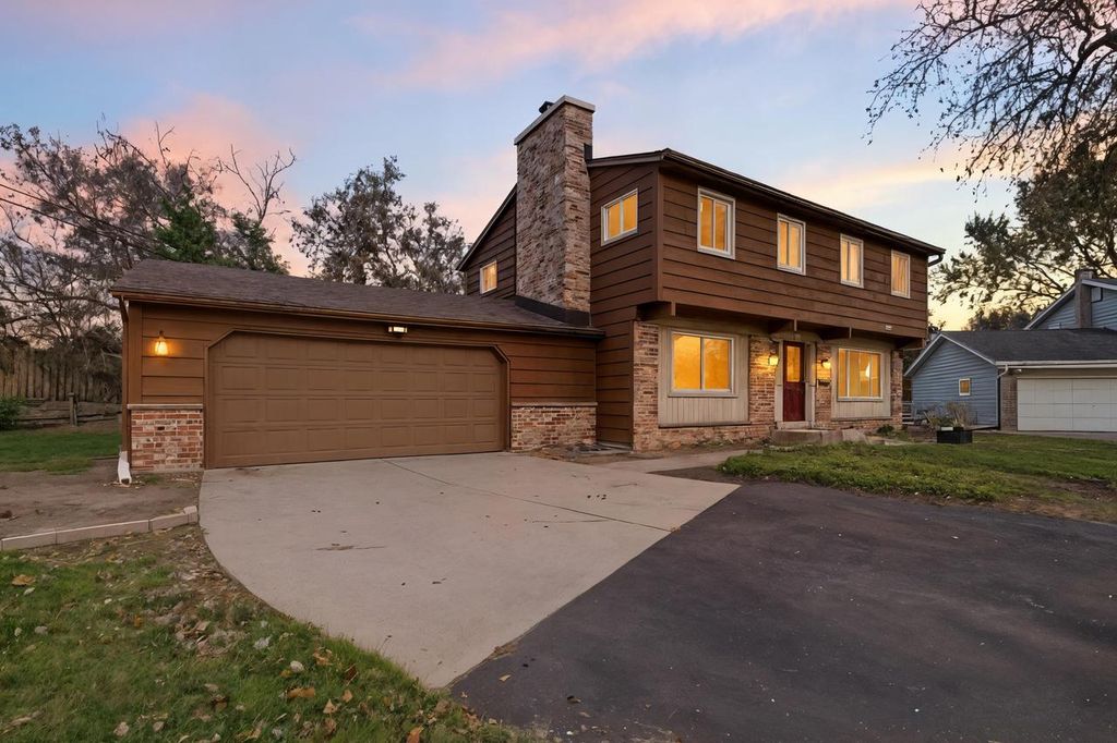 Photo of 1334 W Paradise COURT, Glendale, WI 53209 (MLS # 1942835)