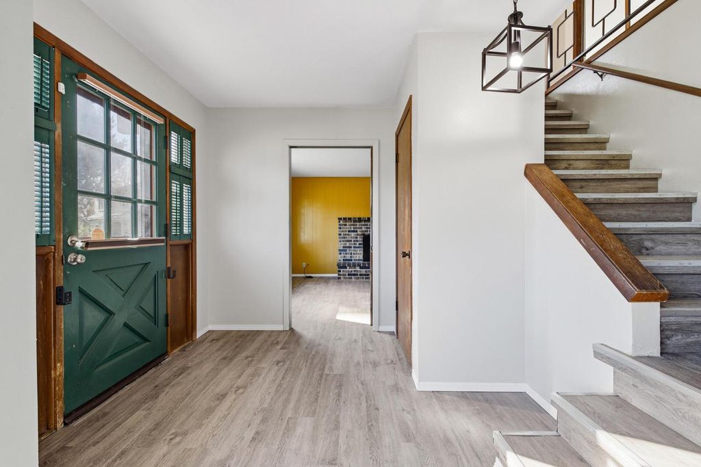 Photo of 1334 W Paradise COURT, Glendale, WI 53209 (MLS # 1942835)