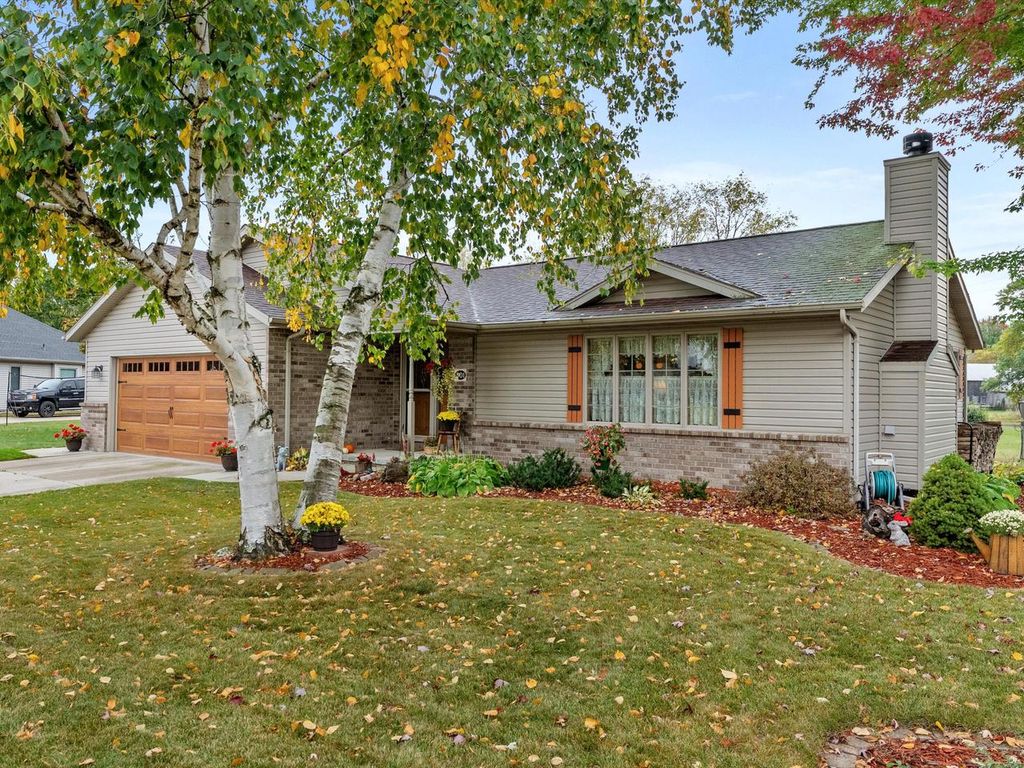 Photo of 501 River Bluff DRIVE, Manitowoc, WI 54220 (MLS # 1939590)