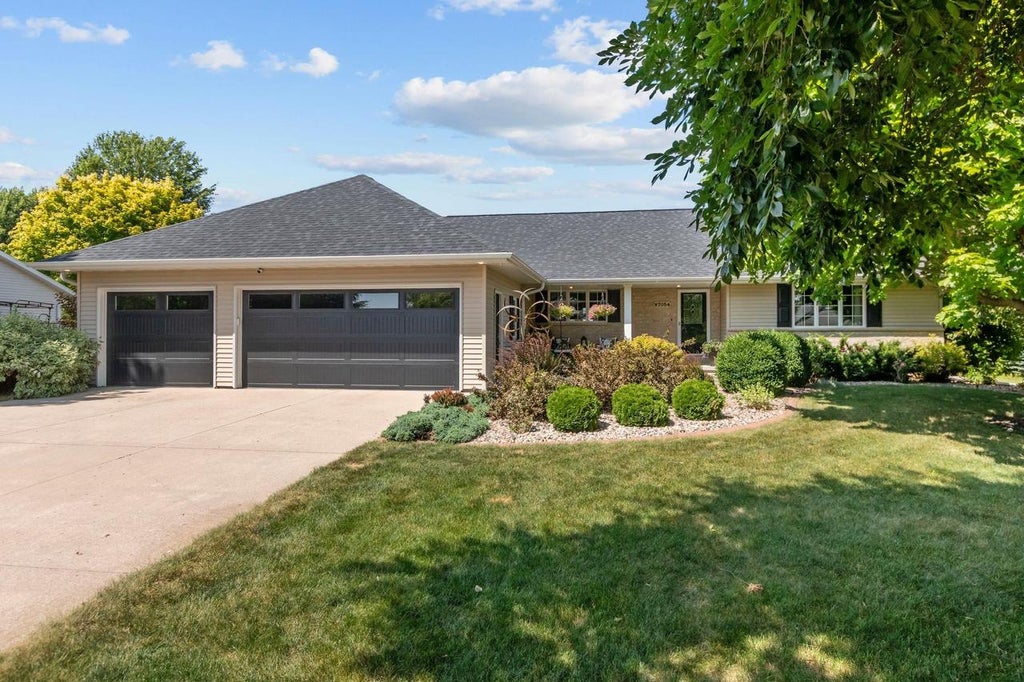 Photo of W7054 Bluebluff WAY, Greenville, WI 54942 (MLS # 50329731)