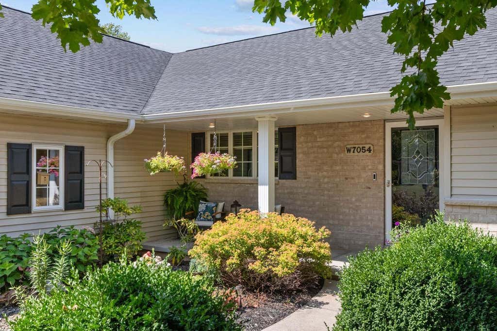 Photo of W7054 Bluebluff WAY, Greenville, WI 54942 (MLS # 50329731)