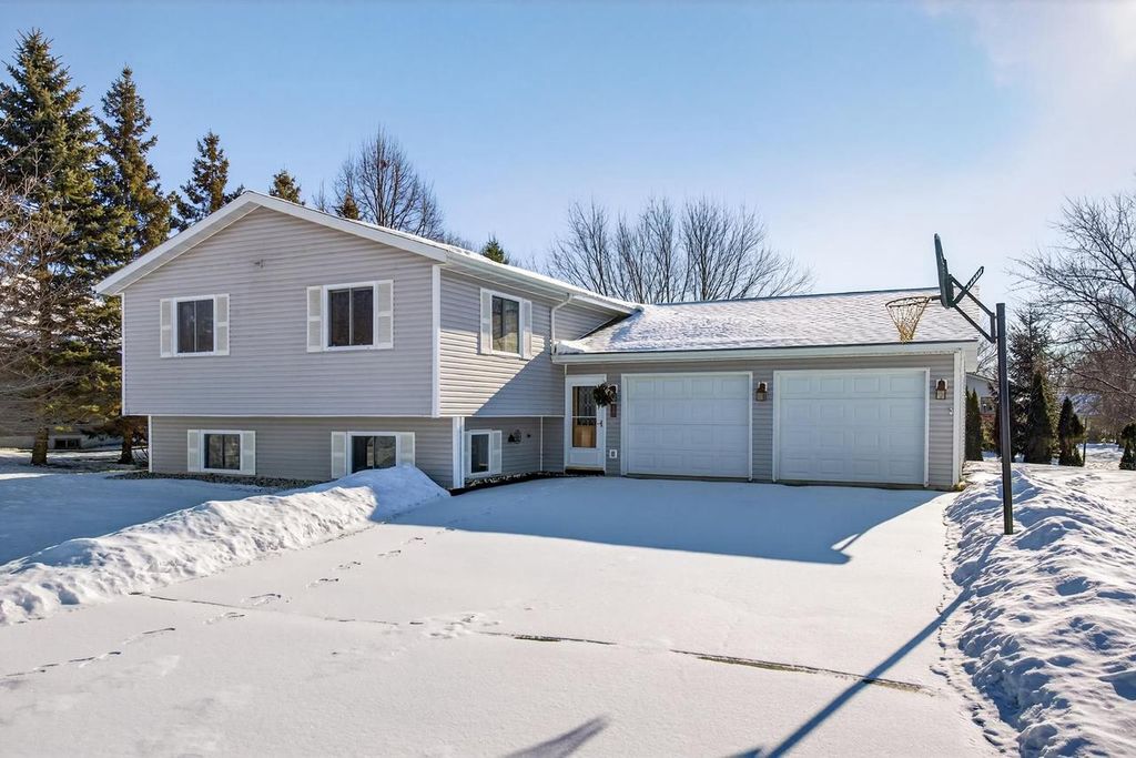 Photo of 612 W 11th STREET, Marshfield, WI 54449 (MLS # 22600160)