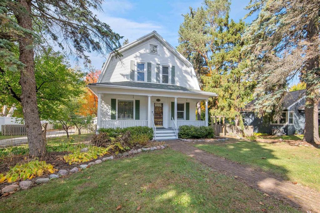 Photo of 2534 S Webster AVENUE, Green Bay, WI 54301 (MLS # 50322680)