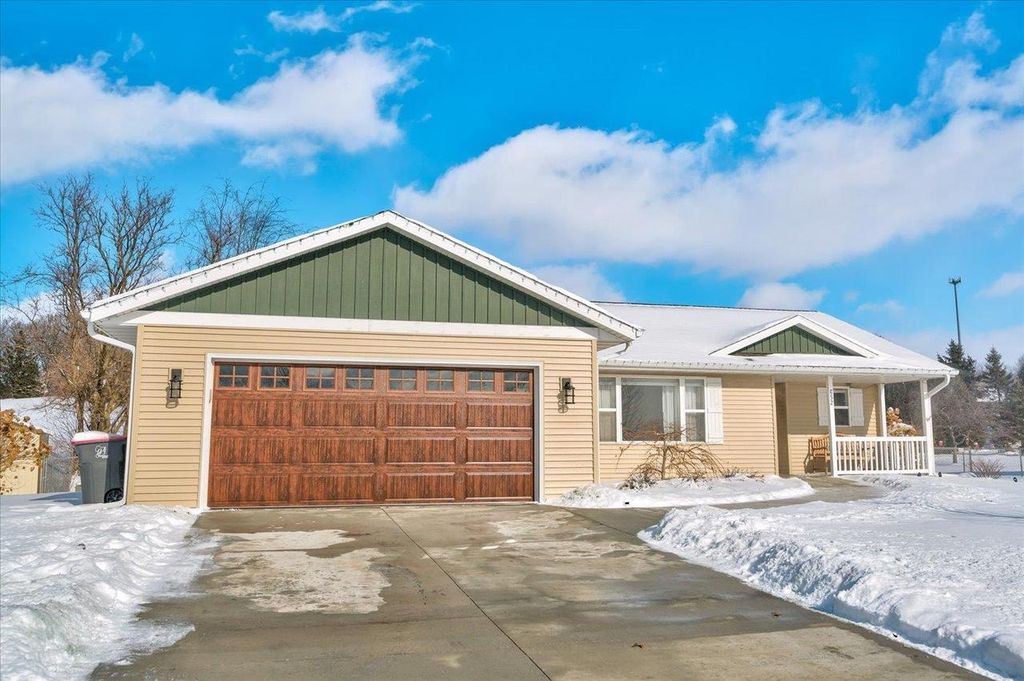 Photo of 652 E Countryside DRIVE, Evansville, WI 53536 (MLS # 2015446)