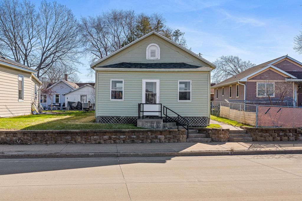 Photo of 1407 4th STREET SOUTH STREET S, La Crosse, WI 54601 (MLS # 1957063)