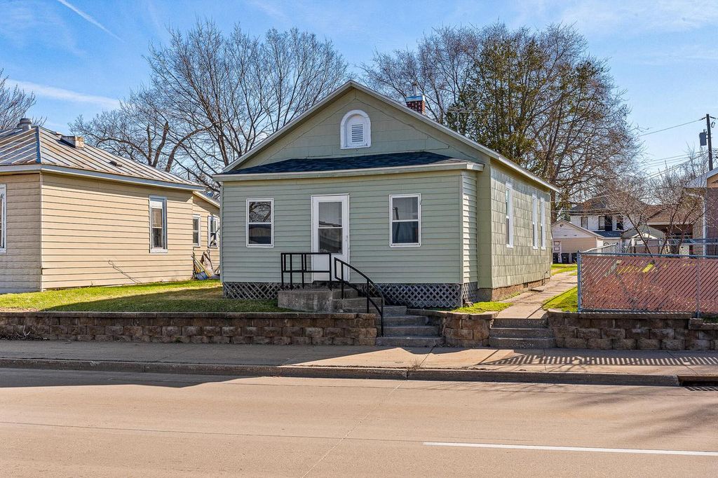 Photo of 1407 4th STREET SOUTH STREET S, La Crosse, WI 54601 (MLS # 1957063)