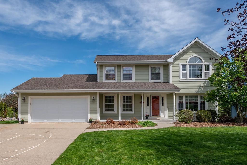 Photo of N75W23408 N Ridgeview CIRCLE, Sussex, WI 53089 (MLS # 1961265)